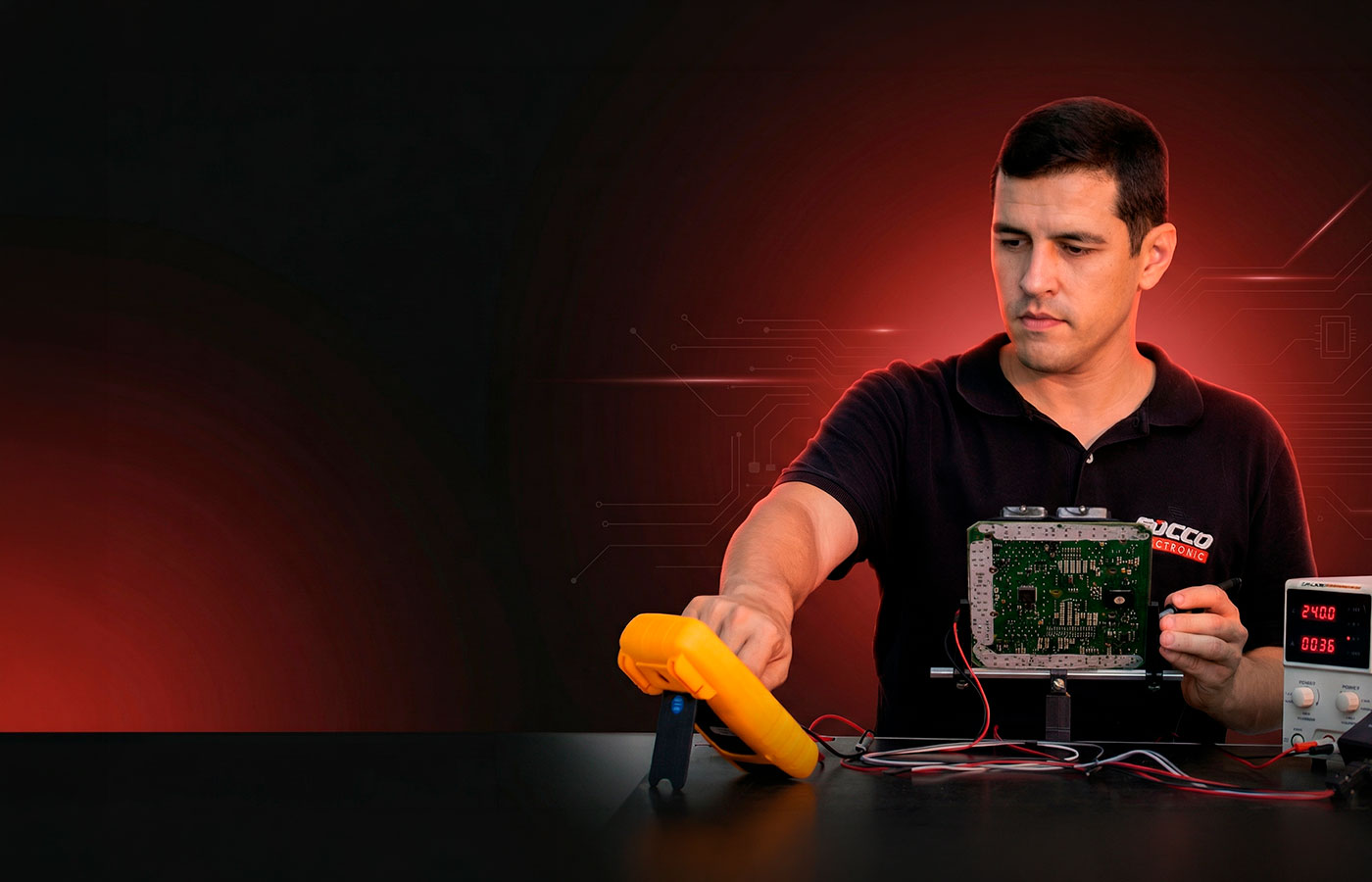 Felipe Siano na bancada reparando módulo automotivo